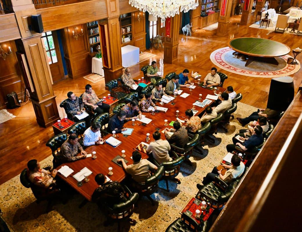 <p>Presiden Prabowo Subianto memanggil sejumlah Menteri Kabinet Merah Putih guna membahas penanganan bencana di Sumatra serta kesiapan menghadapi liburan natal dan tahun baru (Nataru), di kediaman pribadinya di Hambalang, Bogor, Minggu, 14 Desember 2025. (Foto: BPMI Setpres/Laily Rachev)</p>
