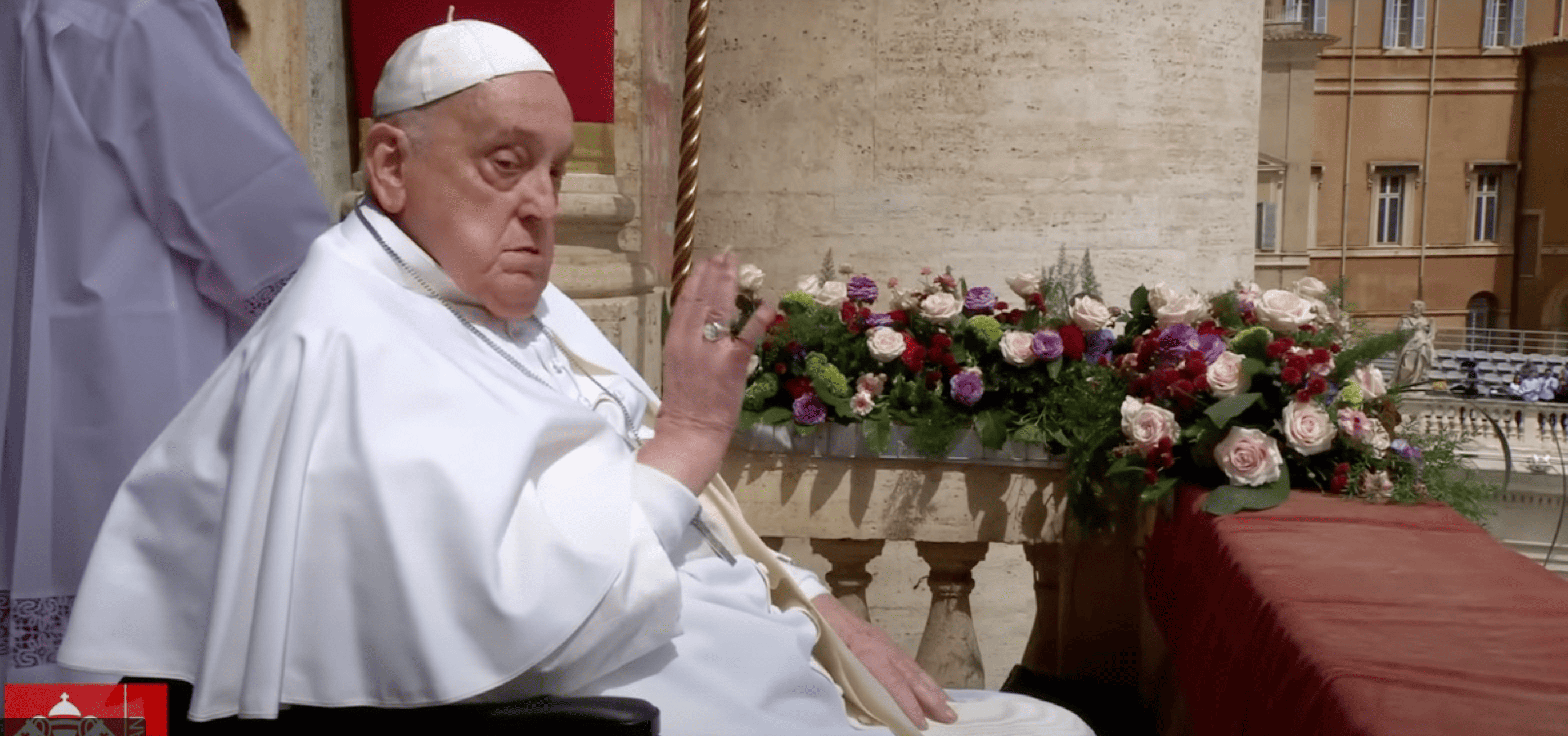 <p>Dari balkon Basilika Santo Petrus, Paus Fransiskus yang masih dalam tahap pemulihan dari sakitnya menyapa umat  di Lapangan Santo Petrus, Minggu, 20 April 2025. Paus menyerukan perdamaian di seluruh dunia, perlucutan senjata global, dan pembebasan tahanan. (Dok. Tangkapan layar Vatican News)</p>
