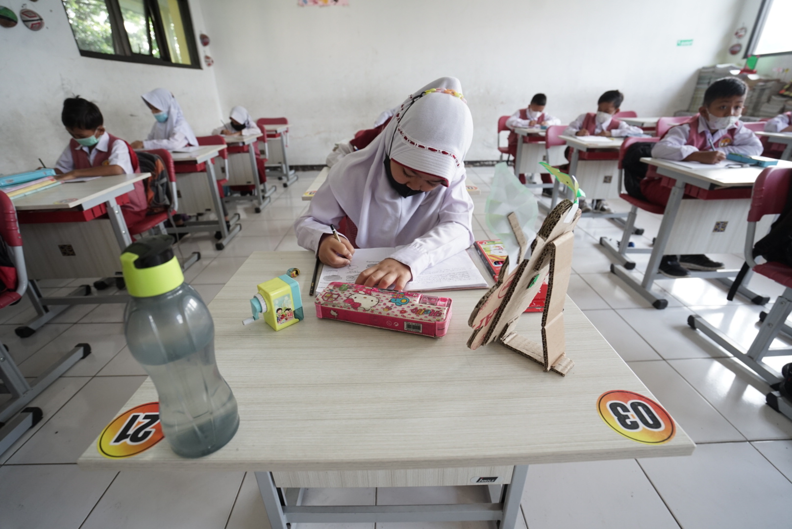 <p>Para siswa SD sedang belajar di kelas. SPMB Kota Bandung 2025 dibuka Jangan sampai tertinggal info penting soal jadwal, jalur masuk, dan syarat usia untuk pendaftaran TK SD SMP tahun ini. Foto disdik kota Bandung. </p>

<p> </p>
