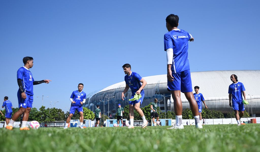 <p>Sesi latihan Persib Bandung.di Lapangan Pendamping Stadion Gelora Bandung Lautan Api (GBLA), Bandung, Kamis (10/7/2025). (Dok.Persib Bandung)</p>
