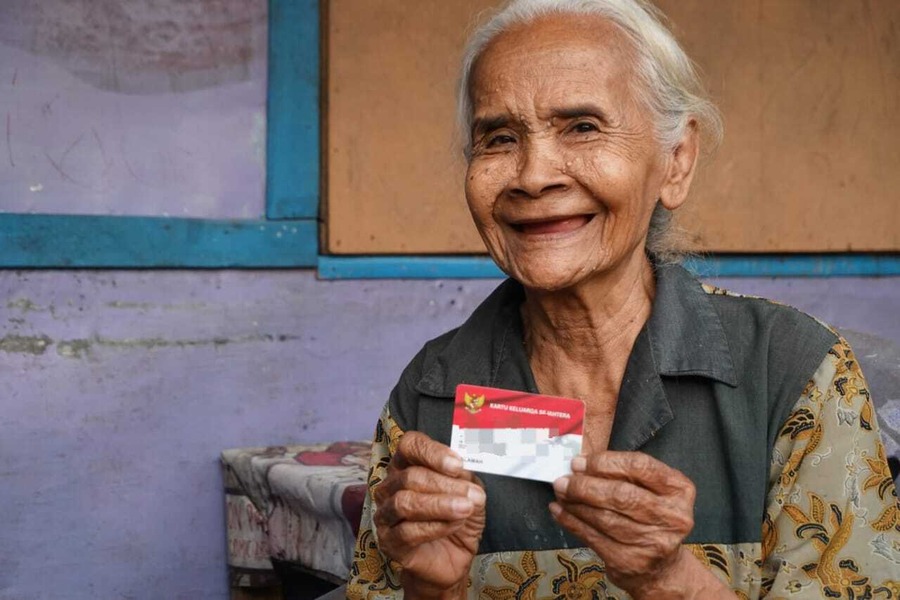 <p>Warga memegang kartu bantuan sosial. Proses pencairan bisa dilakukan secara kolektif melalui sekolah atau dengan bantuan sekolah untuk membuka rekening baru di bank penyalur resmi seperti BRI atau BNI. Foto: Kemensos</p>
