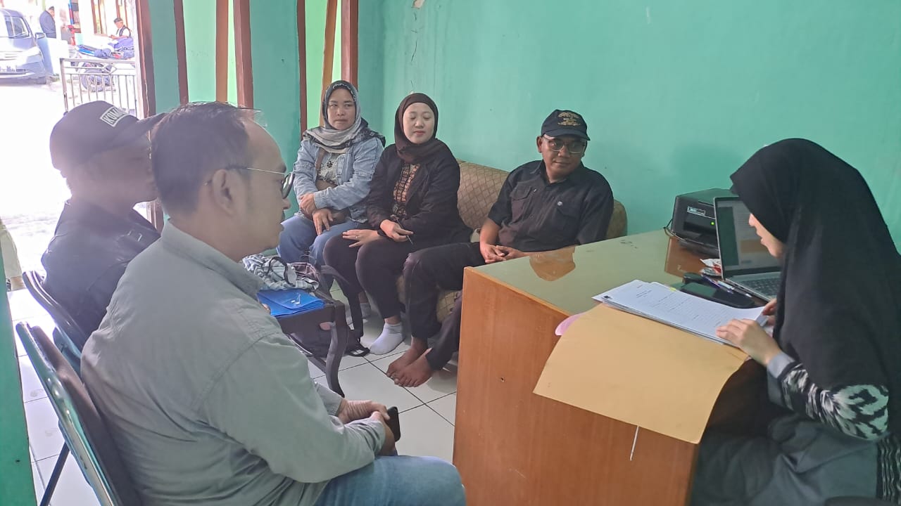 <p>Para pengurus Koperasi Desa Merah Putih Tegalmanggung menghadiri proses pendandatangan SK di Notaris Febby Elita Kusumadewi S.H., M.Kn. di Kecamatan Tanjungsari, Sumedang.</p>
