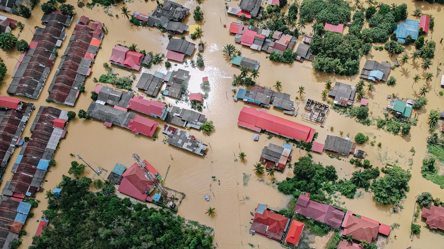 <p>Ilustrasi banjir. BMKG imbau masyarakat untuk mewaspadai potensi terjadinya bencana hidrometeorologi di tengah peralihan cuaca di wilayah Indonesia hingga tahun 2026. (Foto: BPBD Jatim).</p>
