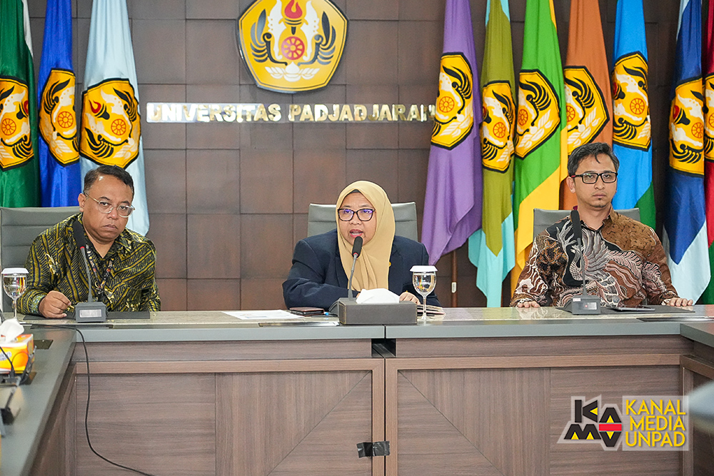<p>Ketua Senat Akademik Universitas Padjadjaran, Prof. Dr. Yoni Fuadah Syukriani (tengah) meyampaikan Sosialisasi Penjaringan Calon Anggota Majelis Wali Amanat (MWA) dari Unsur Masyarakat periode 2025-2030 yang diselenggarakan di Executive Lounge Unpad, Jl. Dipati Ukur No. 35 Bandung, pada Jumat, 10 Oktober 2025. (Dok. Kanal Media Unpad/Dadan Triawan)</p>
