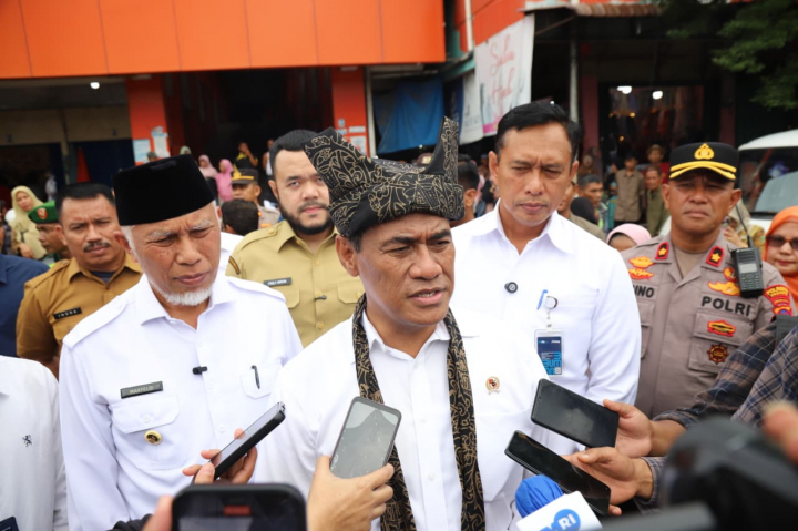 <p>Menteri Pertanian (Mentan) Andi Amran Sulaiman saat meninjau langsung penyaluran beras SPHP di Pasar Lubuk Buaya, Padang, Sumatera Barat, Selasa 16 September 2025. (Dok. Kementan)</p>
