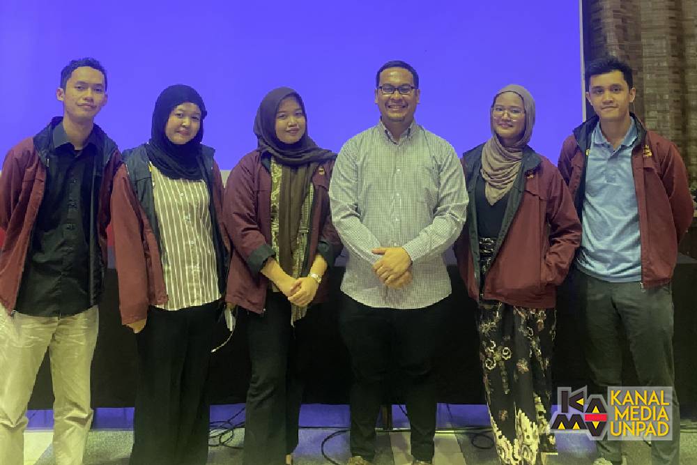 <p>Lima mahasiswa Ilmu Ekonomi Fakultas Ekonomi dan Bisnis Universitas Padjadjaran menginisiasi penelitian terkait strategi workplace inclusion guna meningkatkan kesempatan kerja bagi penyandang tunanetra di Kota Bandung. (Dok. Tim Workplace Inclusion)</p>

<p><br />
 </p>
