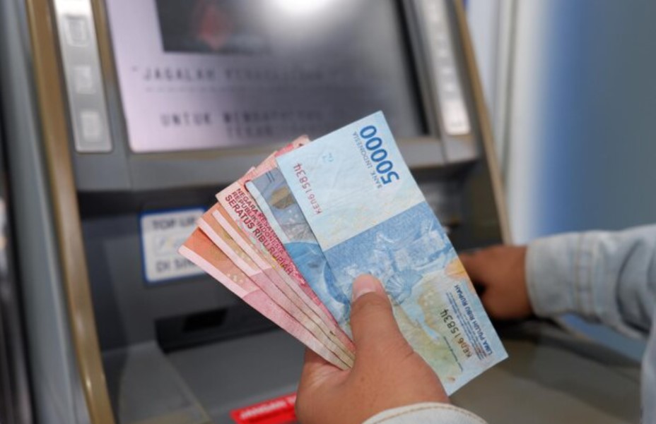 <p>Ilustrasi pencairan subsidi upah Rp300.000 per bulan di ATM, menggantikan diskon listrik 50% yang dibatalkan. Bantuan ini cair mulai Juni hingga Juli 2025 untuk pekerja dan guru honorer. Foto: freepik.com</p>

