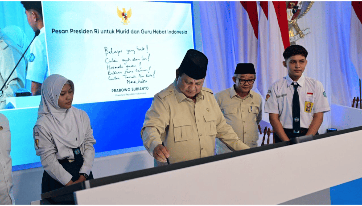 <p>Presiden Prabowo Subianto secara resmi meluncurkan Program Digitalisasi Pembelajaran untuk Indonesia Cerdas dalam sebuah acara yang digelar terpusat di SMP Negeri 4 Kota Bekasi, pada Senin, 17 November 2025. (Dok. BPMI Setpres)</p>
