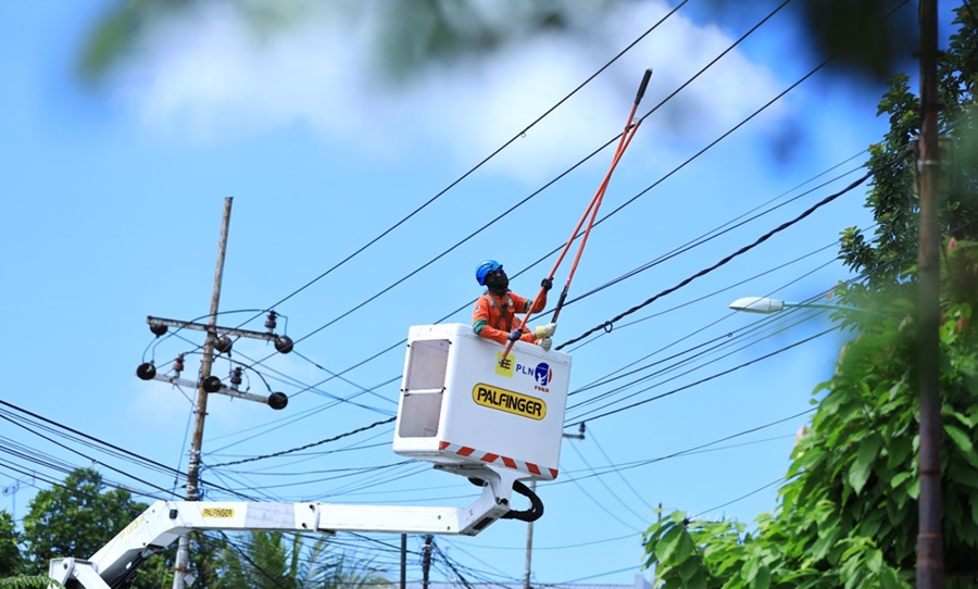 <p>Ilustrasi petugas PLN. Simak rincian tarif listrik PLN terbaru yang berlaku Oktober 2025.</p>
