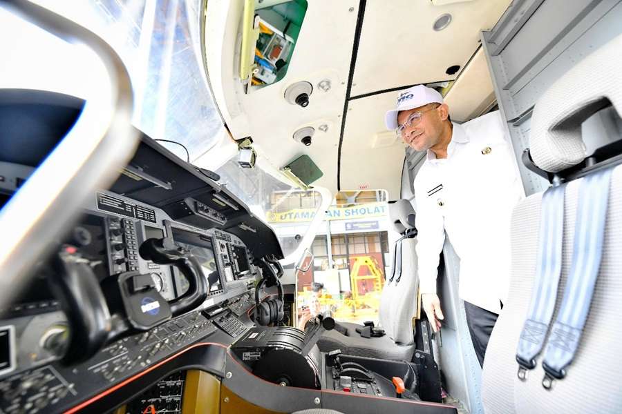 <p>Wagub) Jawa Barat (Jabar) Erwan Setiawan melakukan kunjungan penting ke fasilitas produksi PT Dirgantara Indonesia (PTDI) dan mengamati pesawat N219 di Kota Bandung. (Dok.Pemprov Jabar) </p>

