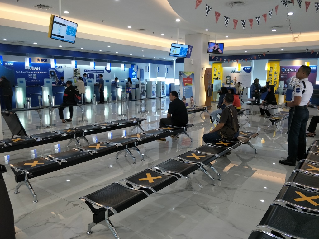<p>Antren nasabah di lobi bank. Menu utama pengajuan Kredit Usaha Rakyat (KUR) BCA 2025 via online. KUR BCA 2025 bisa diajukan melalui offline maupun online dengan syarat dan ketentuan yang mudah dan transparan. Foto: bca.co.id</p>
