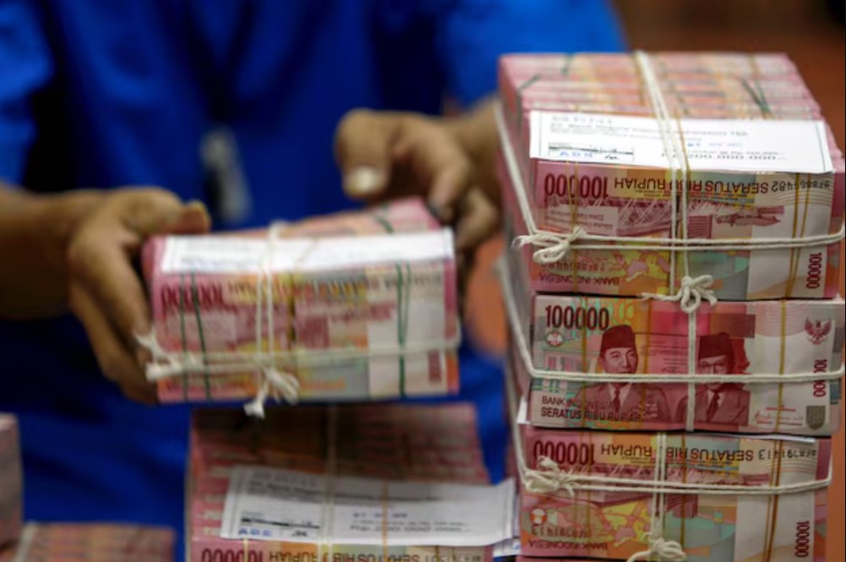 <p>Ilustrasi tumpukan uang tunai siap disalurkan untuk Bantuan PKH Tahap 2 yang mulai cair hari ini, 12 hingga 19 Juni 2025. Ada penerima yang mendapatkan hingga Rp1,2 juta langsung ke rekening! Foto: freepik.com</p>
