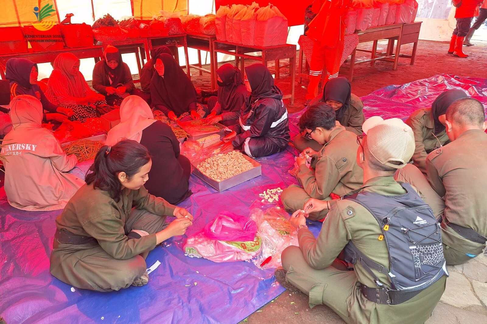 Kemensos Salurkan Logistik Pengungsi Longsor Cisarua, Tim Gabungan Fokus Cari Korban Hilang