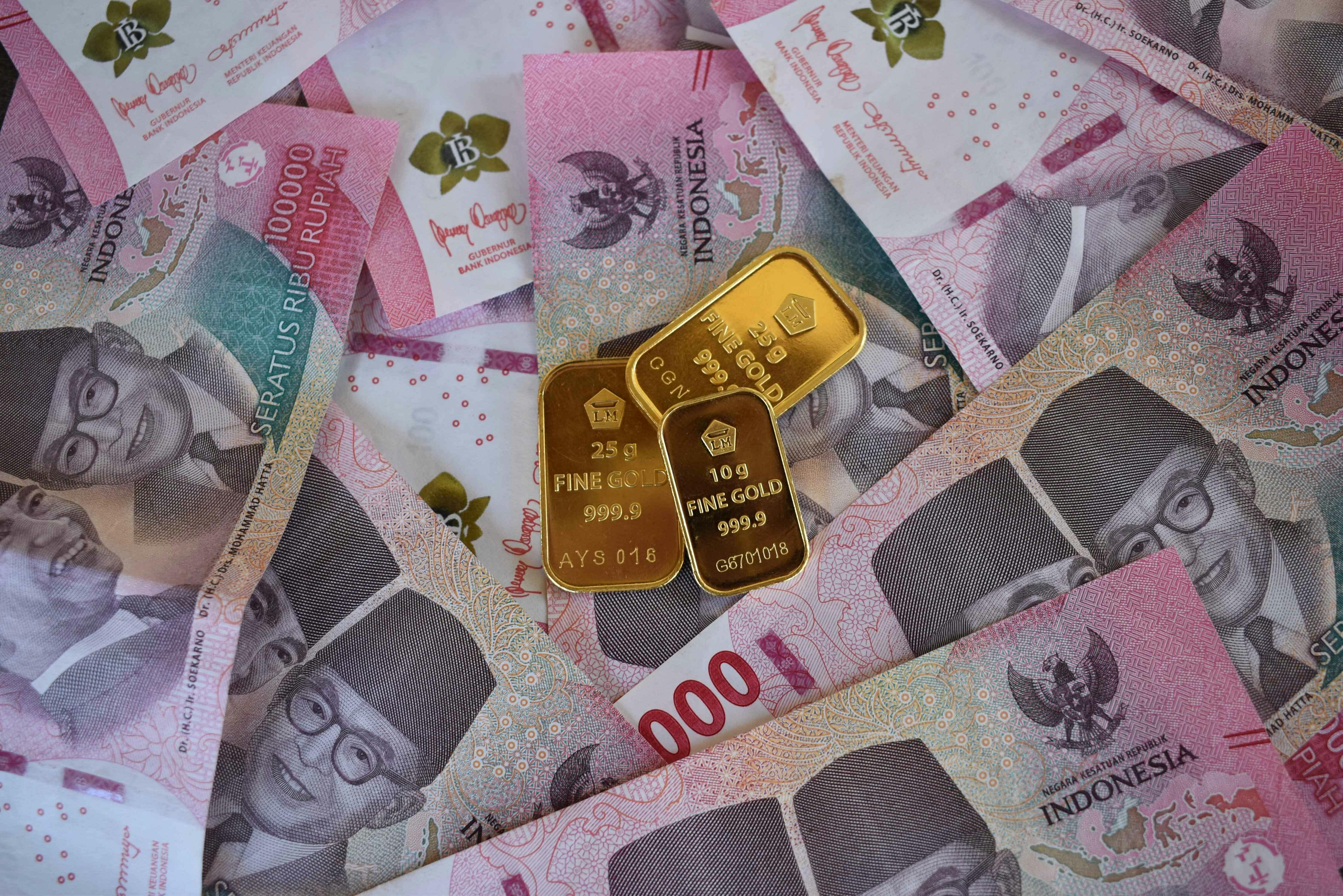 <p>Ilustrasi emas dan uang rupiah. Simak cara mengenal konsep passive income. (sumber: pexels)</p>
