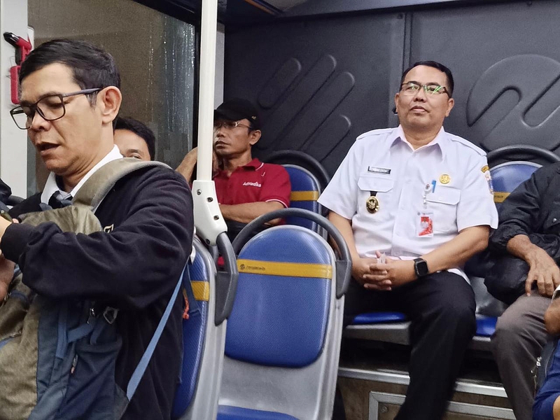 <p>Wakil Bupati Kepulauan Seribu, Aceng Zaini, tetap menjalankan tugasnya menggunakan transportasi umum. (Dok.Pemkab Kepulauan Seribu)</p>
