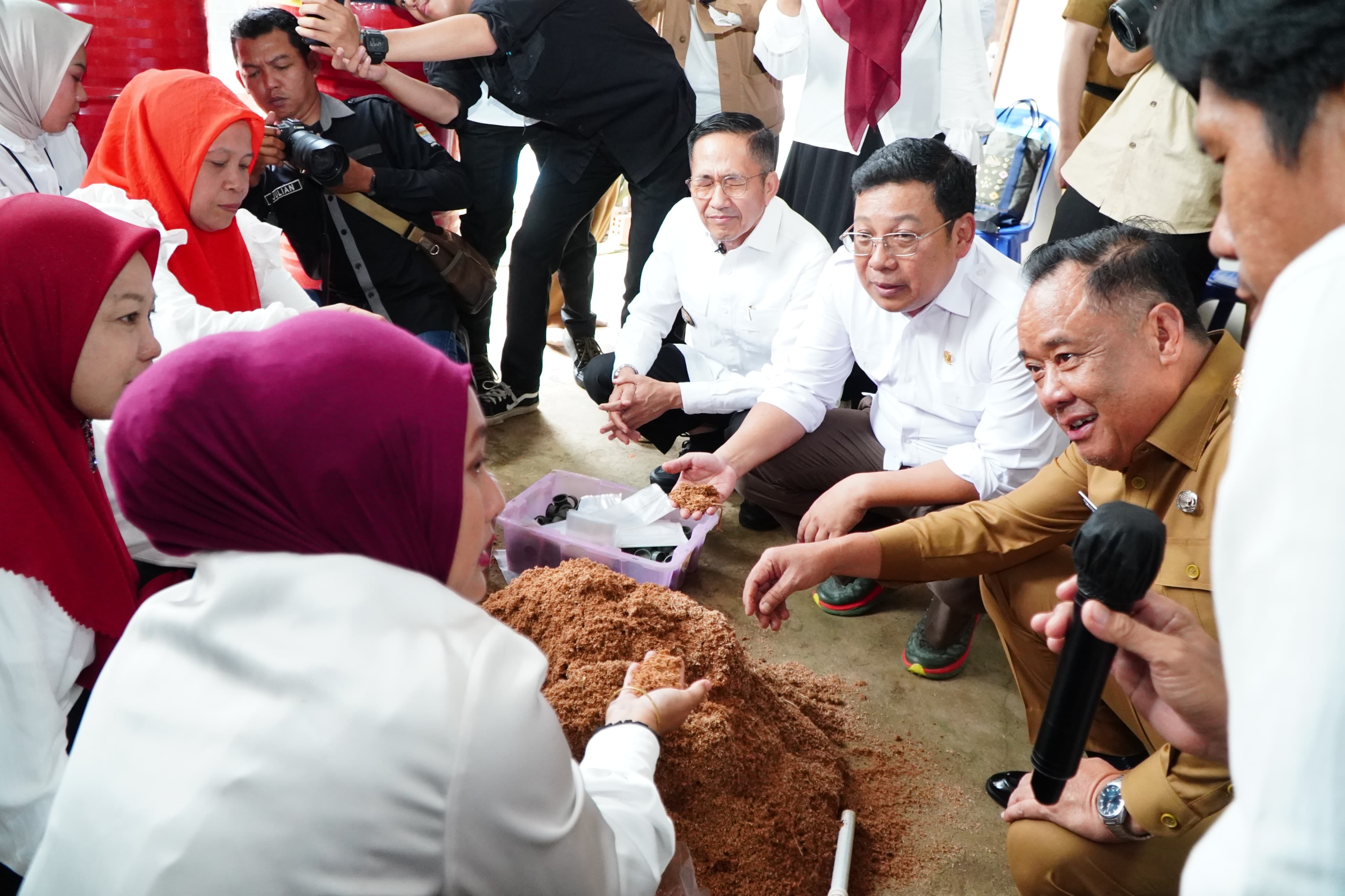 <p>Kepala Bapanas/NFA, Arief Prasetyo Adi, melakukan visitasi dengan turun langsung melihat stok-stok beras di Gudang Bulog Sukamaju, Palembang, Sumatera Selatan pada Selasa, 27 Mei 2025. (Dok. Bapanas/NFA)</p>
