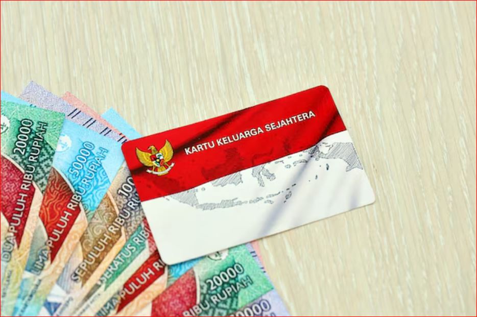 <p>Ilustrasi Kartu Keluarga Sejahtera (KKS) dan uang tunai simbol pencairan bantuan sosial PKH dan BPNT tahap 2 sebesar Rp600 ribu di Jumat berkah hari ini. Foto: freepik.com</p>
