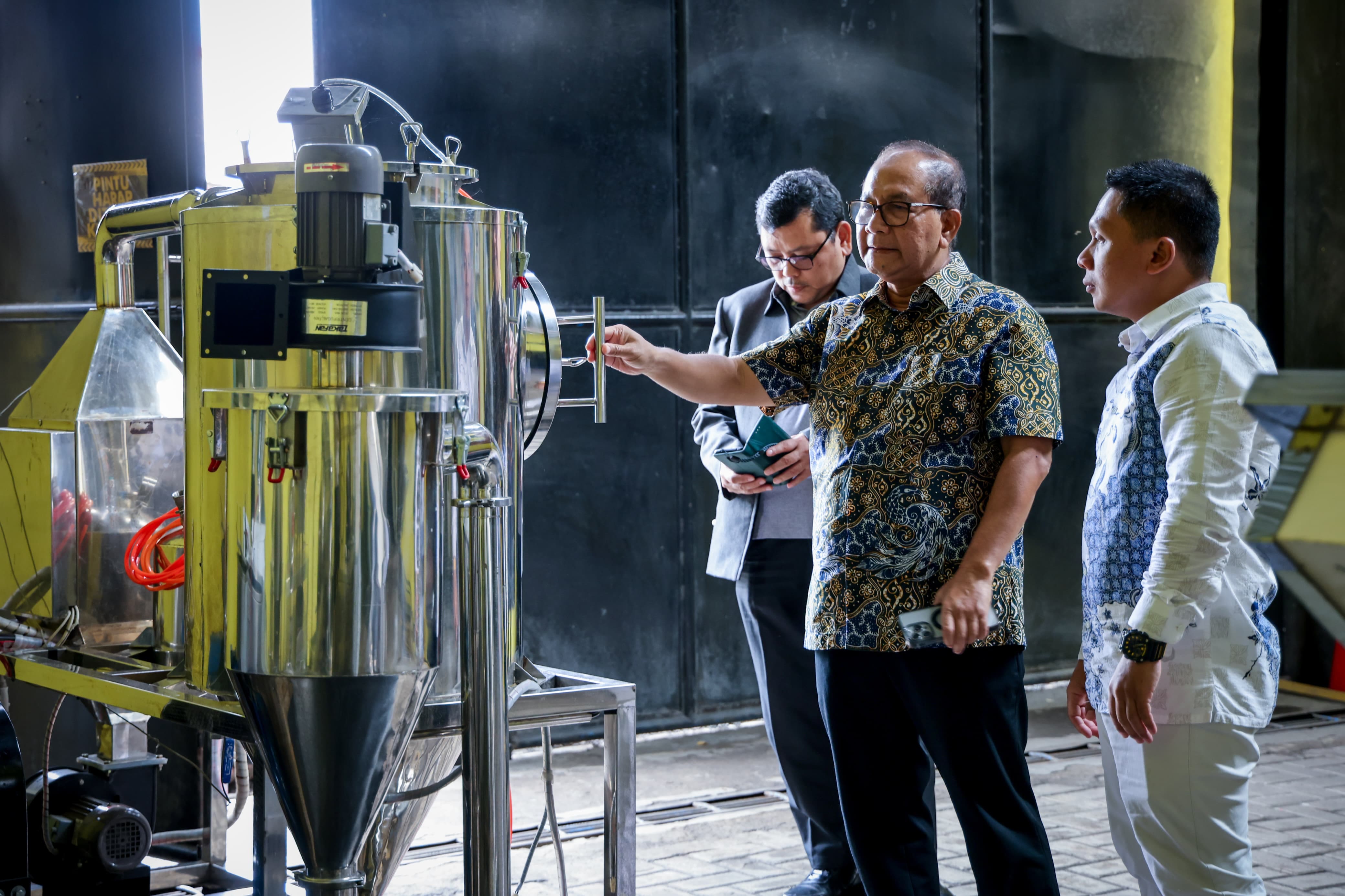 <p>Sekretaris Kementerian Usaha Mikro, Kecil, dan Menengah (Sesmen UMKM), Arif Rahman Hakim, meninjau workshop Metro Mesin di Kota Malang, Jawa Timur, Kamis, 13 November 2025. (Dok. Kementerian UMKM)</p>

