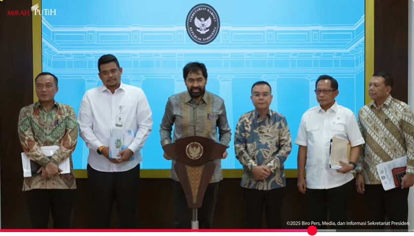 <p>Ilustrasi para pejabat pemerintah pusat dan daerah memberikan keterangan pers usai rapat terbatas yang memutuskan empat pulau sengketa resmi masuk wilayah Aceh. Foto: Tangkapan Layar YouTube.com/Sekretariat Negara</p>
