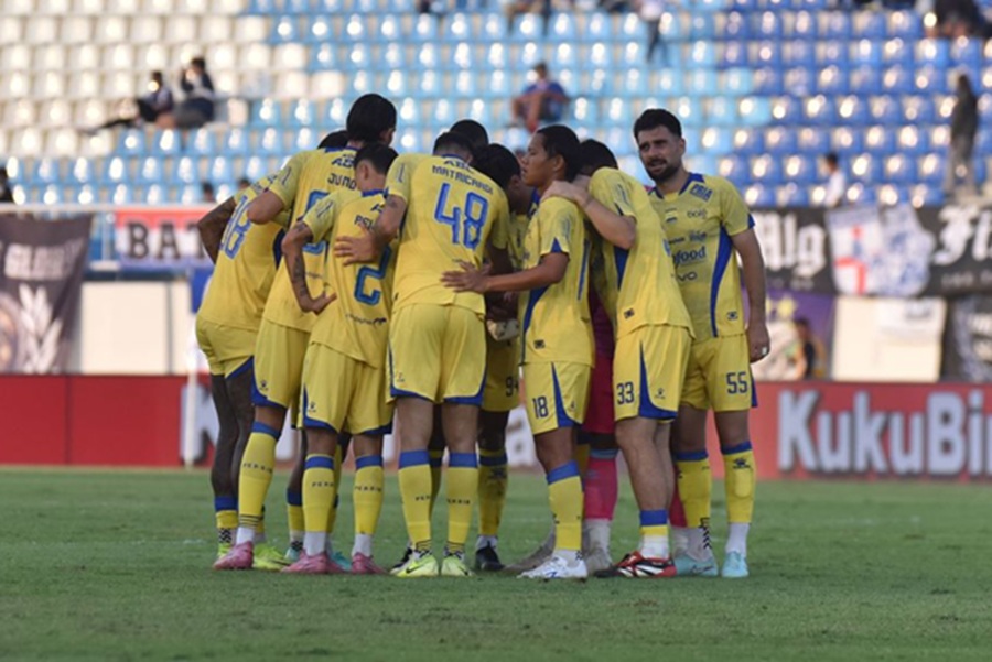 <p>Skuad Persib Bandung akan kehilangan sejumlah pemain saat menghadapi Persita Tangerang, termasuk Frans Putros yang dihukum kartu merah. (Foto: Persib).</p>
