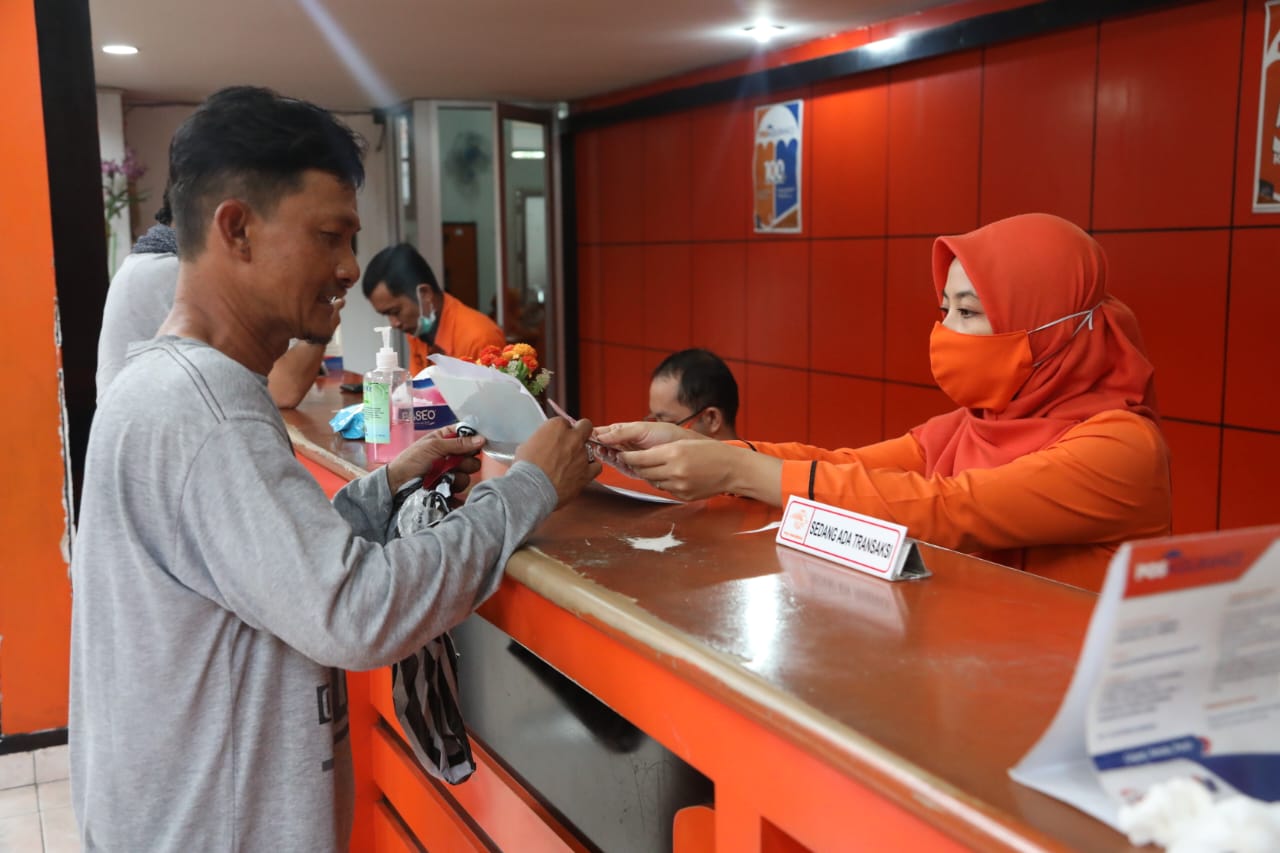 <p>Ilustrasi bansos pkh cair tahap 2 2025. Penyaluran beberapa bantuan pemerintah di mulai akhir Mei, lalu kapan bansos pkh tahap 2 cair. Simak jadwal dan besaran dana pencairan bansos pkh dan bpnt tahap 2 2025. Foto: Kemensos</p>
