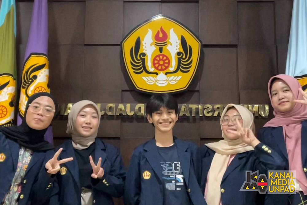 <p>Tim mahasiswa Unpad yang berhasil menciptakan inovasi Patch Anti-Aging Berbasis Nanoteknologi dari Bahan Alami Alga Merah dan Buah Merah (Dok. Kanal Media Unpad/Tim Patch Anti Aging)<br />
 </p>