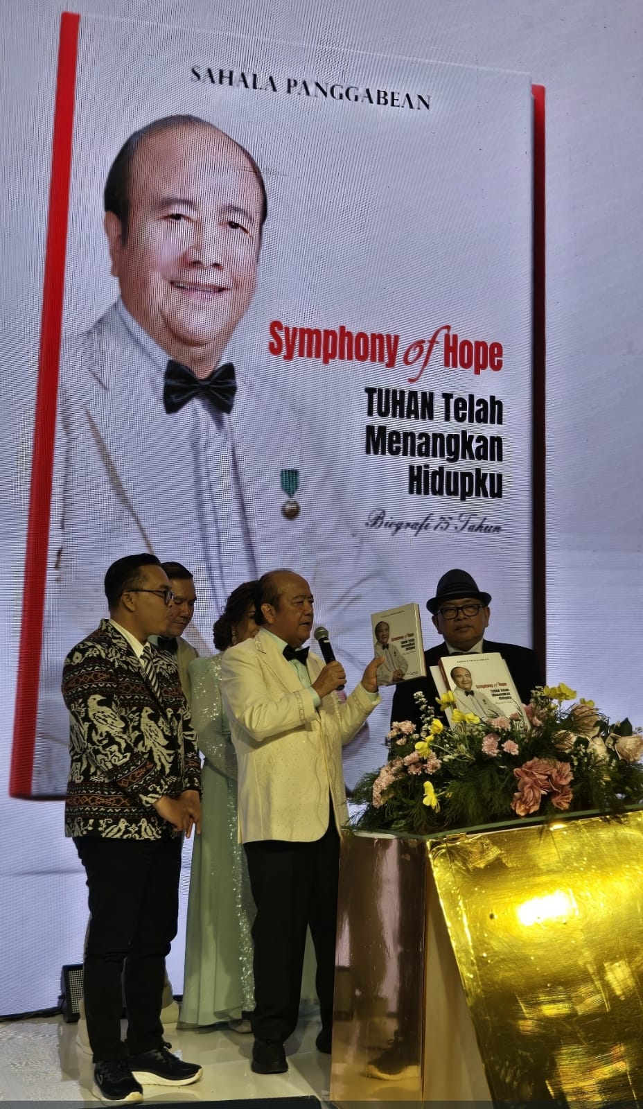 <p>Pendiri Koperasi Simpan Pinjam Nasari Sahala Panggabean melunurkan buku ketiganya Symphony of Hope, Tuhan Telah Menangkan Hidupku, di Jakarta, Minggu, 27 April 2025. (Dok. Yuni Hegarwati)</p>
