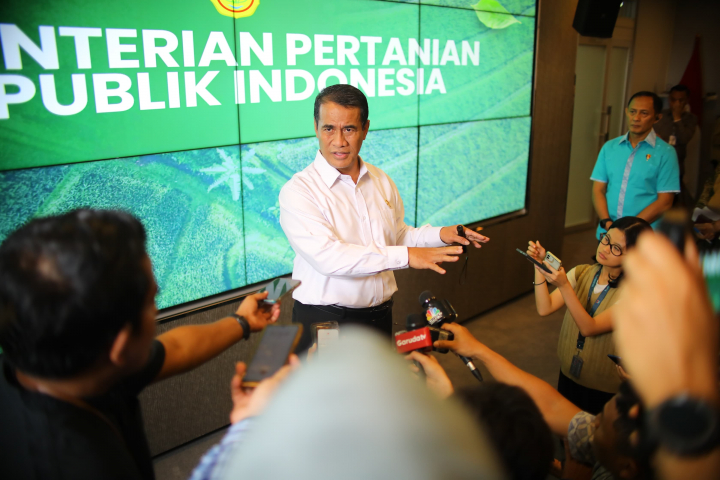 <p>Mentan Amran adakan  konferensi pers di Kantor Pusat Kementan, Jakarta Selatan, terkait pemecatan terhadap dua pejabat di lingkungan kementeriannya, Selasa 3 Juni 2025. (Dok. Kementan)</p>
