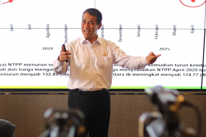 <p>Menteri Pertanian Andi Amran Sulaiman menekankan bahwa pemerintah akan bertindak tegas terhadap praktik-praktik yang merugikan petani dan konsumen, termasuk dugaan permainan harga dan manipulasi stok pangan oleh mafia. (Dok. Kementan)</p>
