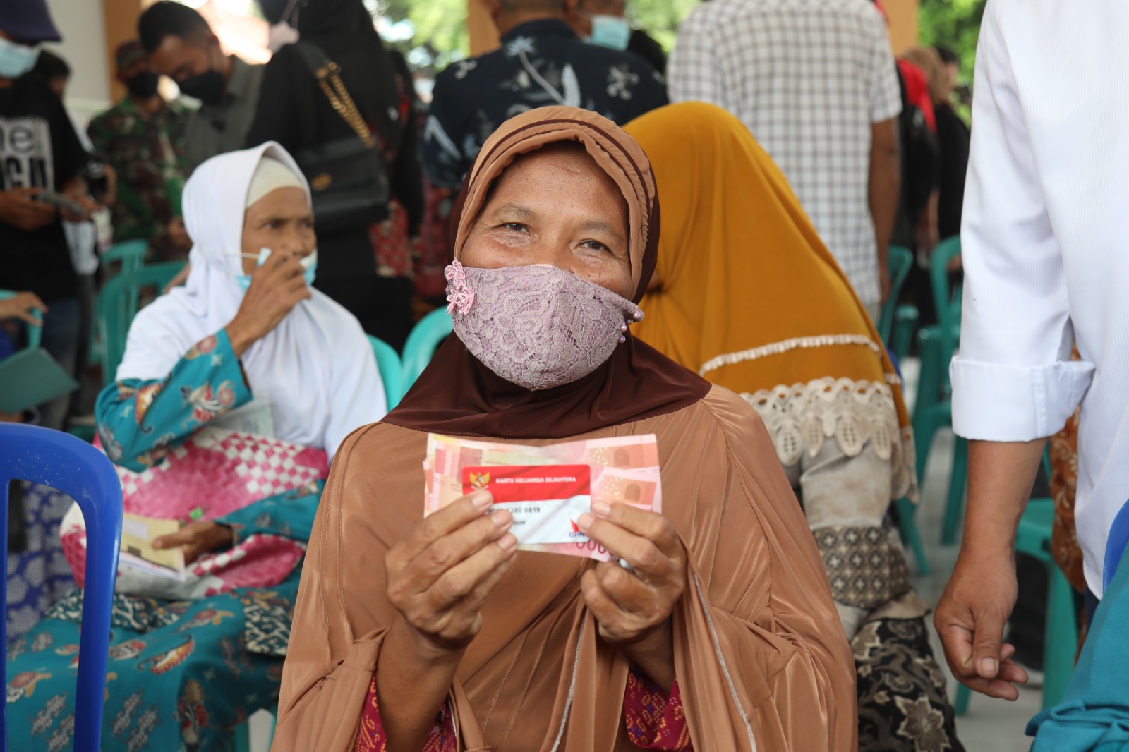 <p>Ilustrasi penerima manfaat bansos menunjukkan uang tunai setelah pencairan dana dari kemensos. Simak, mekanisme penyaluran bansos kepada masyarakat. Foto: kemensos.go.id</p>
