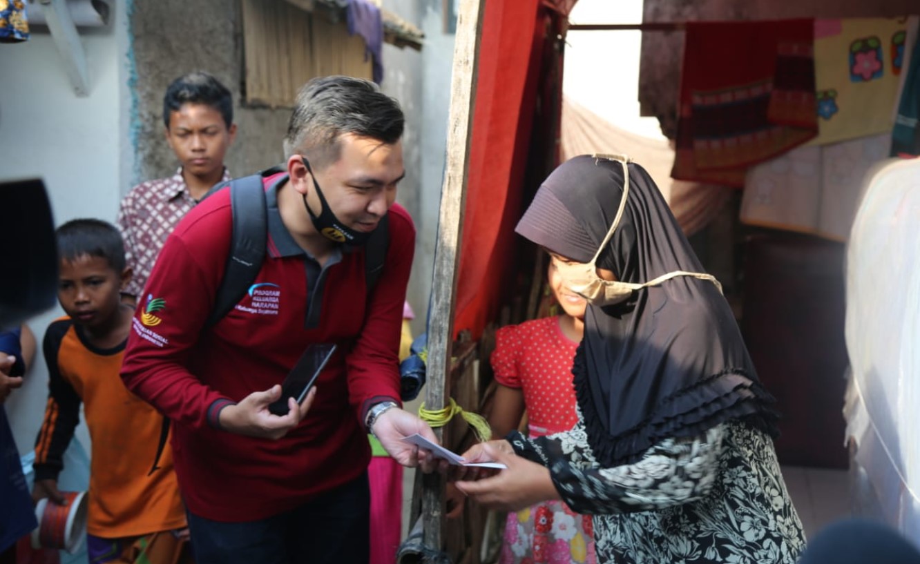 <p>Ilustrasi petugas bansos menyerahkan dokumen verifikasi kepada warga penerima di kawasan padat penduduk, Update terbaru! Sebanyak 5,7 juta KPM resmi dicoret dari daftar penerima PKH & BPNT 2025, kini prioritas bantuan diberikan kepada keluarga yang benar-benar membutuhkan sesuai hasil validasi terbaru pemerintah. Foto: Dok. kemensos.go.id</p>
