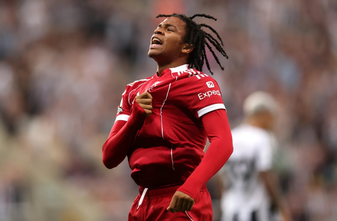 <p>Ilustrasi rio ngumoha. Pertandingan liga Inggris menyajikan laga spektakuler, satu di antaranya dengan debut pemain muda Liverpool saat melawan Newcastle Utd. Rio Ngumoha memberikan performa memuaskan pada debutnya dalam premier league. Foto: Talksport</p>
