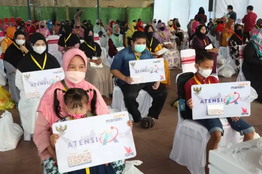 <p>Bansos atensi yatim piatu cair mulai Senin! Nominal hingga Rp1,8 juta plus beras & minyak. Cek saldo sekarang dan pastikan rekening aktif.</p>
