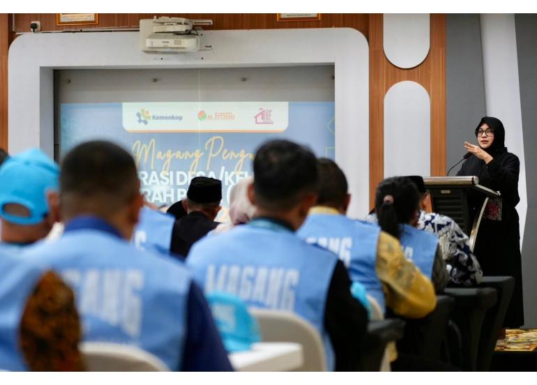 <p>Deputi Bidang Pengembangan Talenta dan Daya Saing Koperasi Kemenkop Destry Anna Sari, pada acara Magang Pengurus Koperasi Desa/Kelurahan Merah Putih Tahun 2025 Sektor Pertanian, di Koperasi Pondok Pesantren (Kopontren) Al-Ittifaq, Ciwidey, Kabupaten Bandung, Minggu, 16 November 2025. (Dok. Kemenkop)</p>
