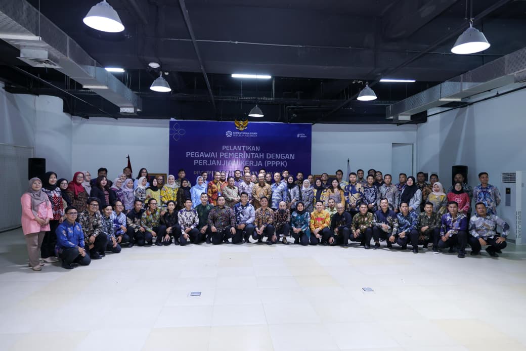 <p>Sekretaris Kementerian Usaha Mikro, Kecil, dan Menengah (UMKM), Arif Rahman Hakim melantik 70 Pegawai Pemerintah dengan Perjanjian Kerja (PPPK) di lingkungan Kementerian UMKM sekaligus menyaksikan pengambilan sumpah  di Smesco Labo, Jakarta Selatan, Senin, 29 September 2025. (Dok. Kemen UMKM)</p>

<p> </p>

<p> </p>
