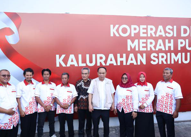 <p>Menkop Budi Arie Setiadi menghadiri Soft Launching Kopdes/Kel Merah Putih di Kalurahan Srimulyo, Bantul, Daerah Istimewa Yogyakarta, Minggu (15/6/2025). (Dok.Kemenkop)</p>
