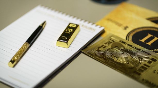 <p>Butuh rekomendasi tempat beli emas terpercaya? Ini daftar toko emas terbaik online & offline untuk investasi aman dan legal. Foto pixabay/hamiltonleen</p>
