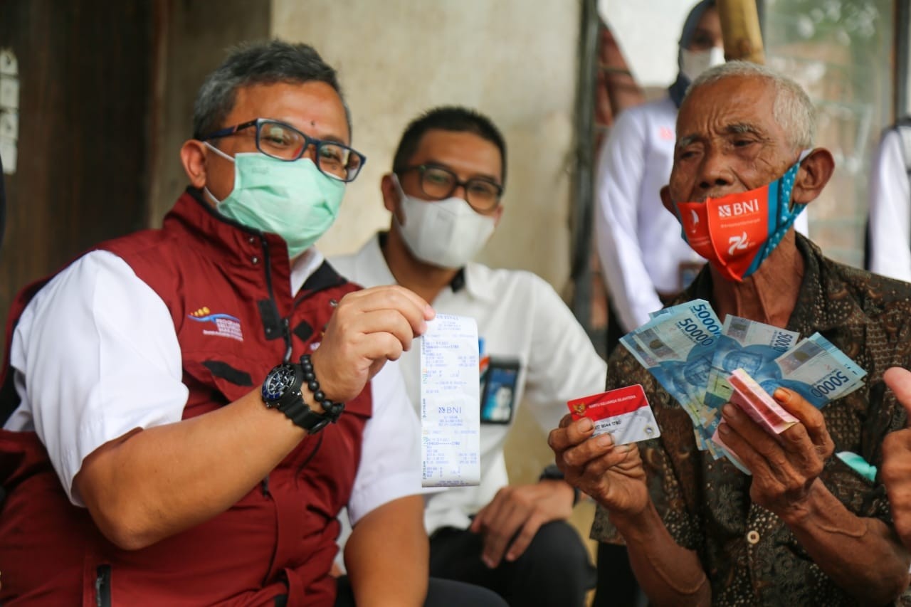 <p>Ilustrasi penerima bansos. Cara daftar bansos PKH lewat aplikasi resmi. Foto: kemensos.go.id</p>
