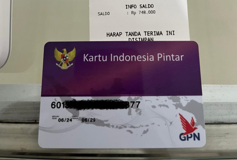 <p>Ilustrasi kartu KIP Kuliah dan struk transaksi di agen bank. Simak cara mempertahankan beasiswa KIP Kuliah sampai wisuda.</p>
