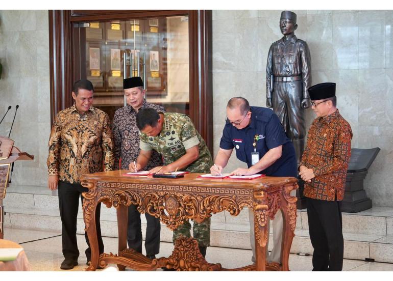 <p>Menteri Koperasi Ferry Juliantono menyaksikan  penandatanganan Memorandum of Understanding (MoU) antara Wakil Panglima TNI Tandyo Budi Revita dan Direktur Utama PT Agrinas Joao Angelo De Sousa di Markas Besar Pertahanan dan Keamanan TNI, Jakarta, Jumat, 10 Oktober 2025.  (Dok Kemenkop)</p>

<p> </p>
