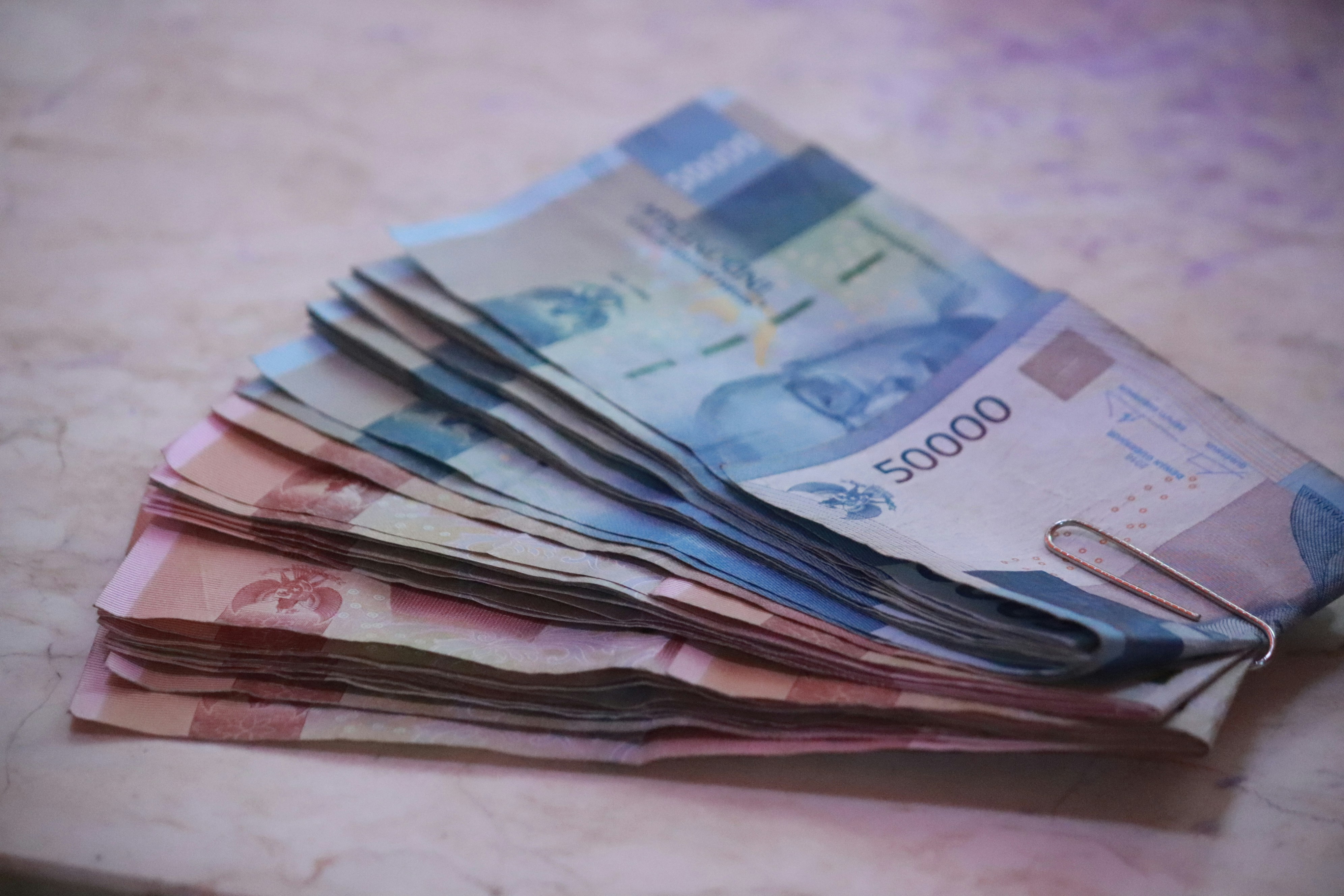 <p>Ilustrasi uang rupiah tunai sebagai modal usaha. Bagi yang ingin mengajukan Kredit Usaha Rakyat (KUR), harus memperhatikan beberapa hal  agar pengajuan KUR berhasil cair. Sumber: unsplash/Mufid Majnun</p>
