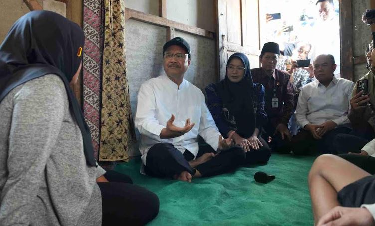 <p>Ilustrasi Kemensos mengunjungi salah satu penerima bansos. Cek status bansos PKH dan BPNT Anda dengan mudah supaya bantuan sosial tetap cair tepat waktu tanpa kendala. Foto : Kemensos</p>
