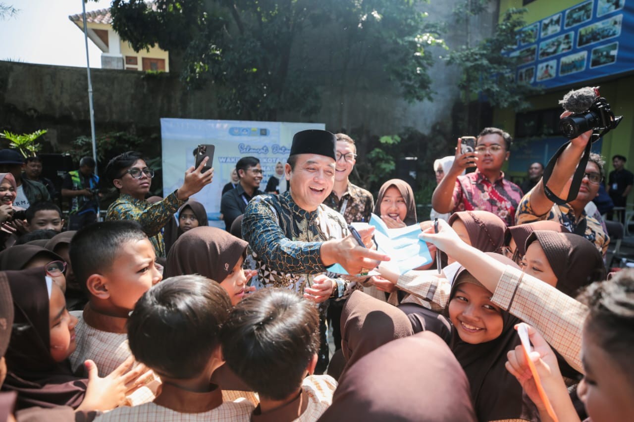 <p>Wakil Wali Kota Bandung, Erwin, menutup kegiatan Masa Pengenalan Lingkungan Sekolah (MPLS) Ramah di SD Bina Talenta, Jumat, 18 Juli 2025. (Dok.Pemkot Bandung)</p>
