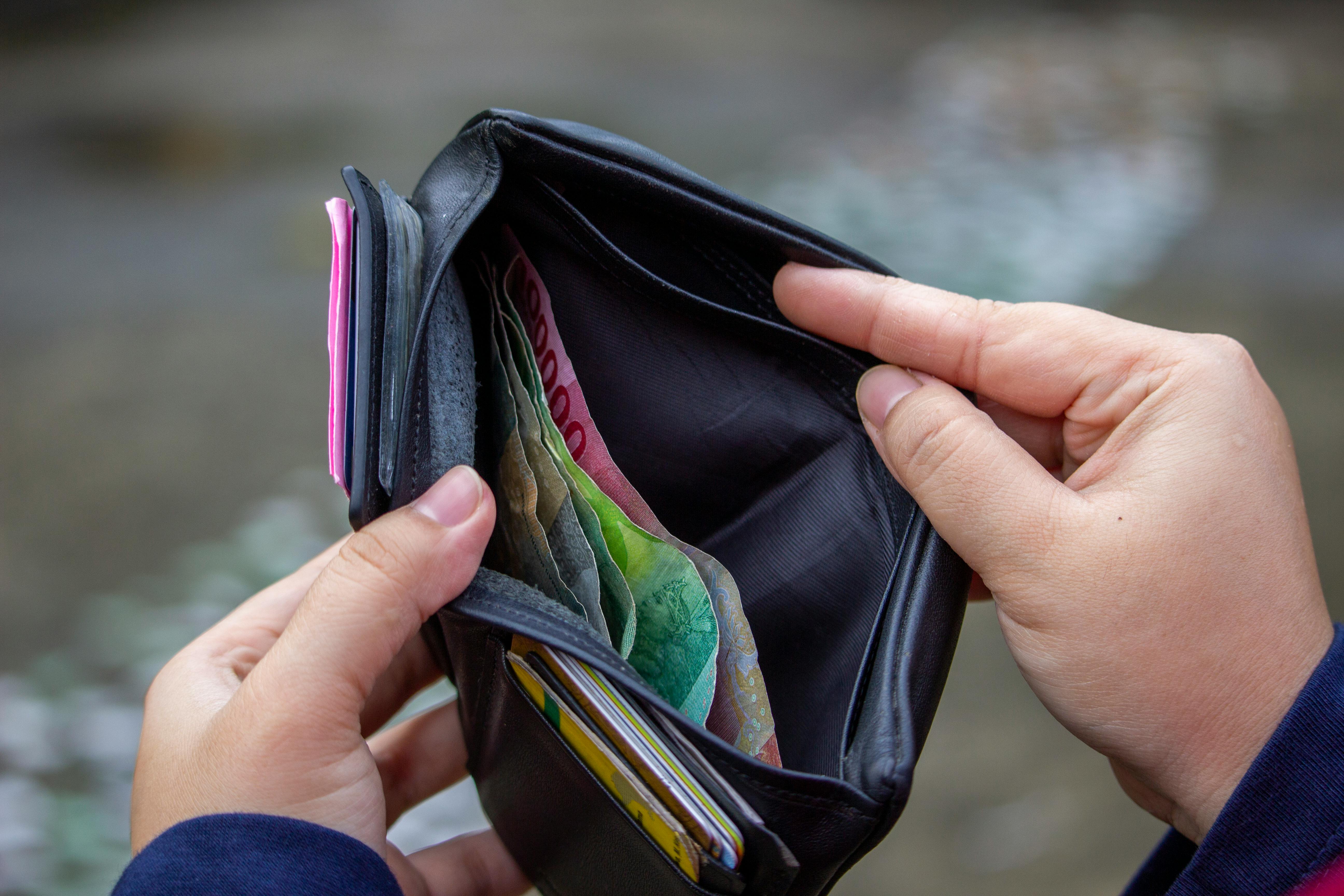 <p>Ilustrasi foto uang rupiah di dalam dompet. perbandingan KUR dan Pinjol untuk UMKM, menunjukkan pilihan pembiayaan yang aman dan legal untuk mengembangkan usaha dengan bunga rendah. Foto: pexels</p>
