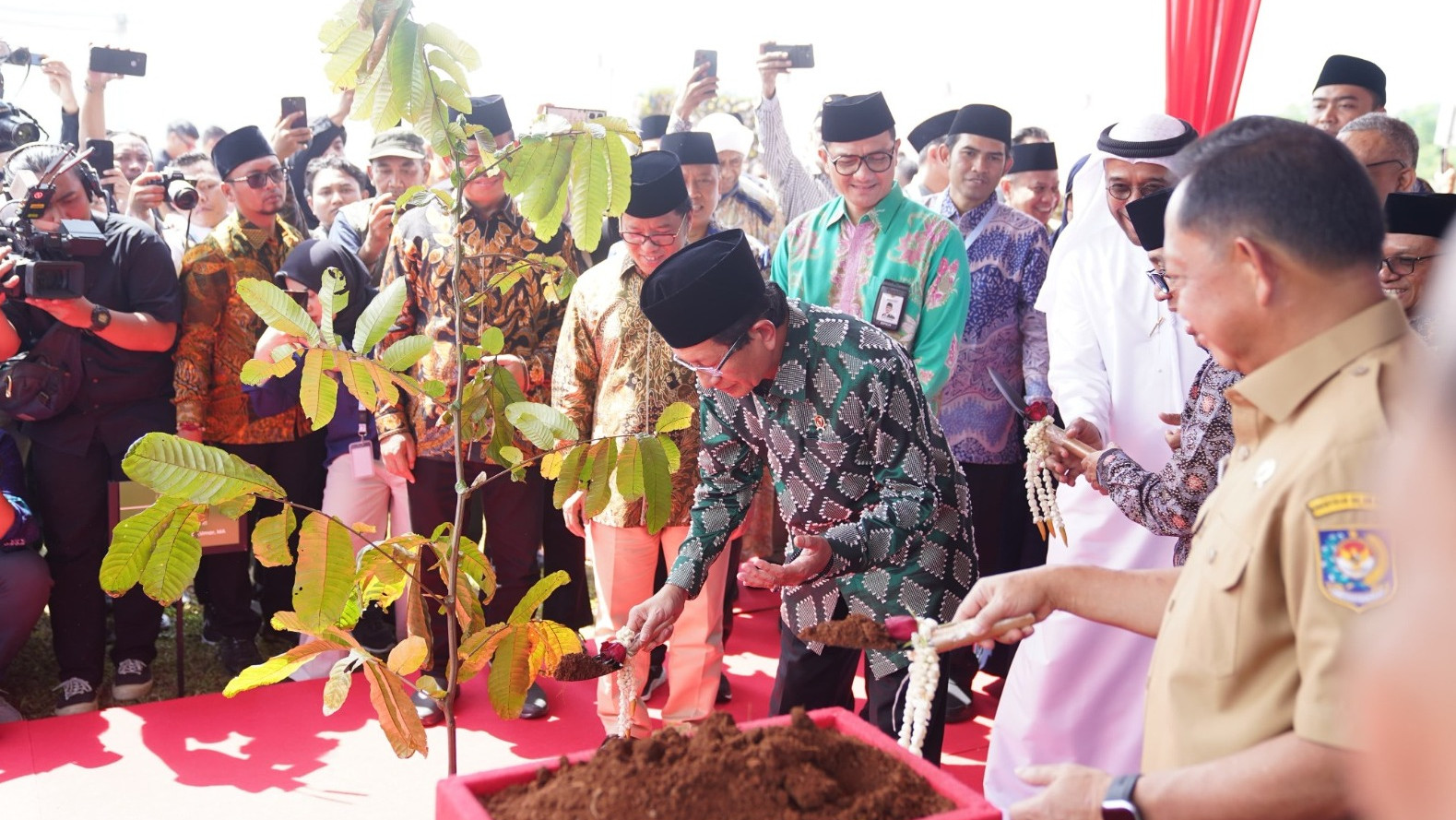 <p>Menag tanam Matoa saat launching Gerakan Penanaman Sejuta Pohon. (Dok. pendis)</p>

