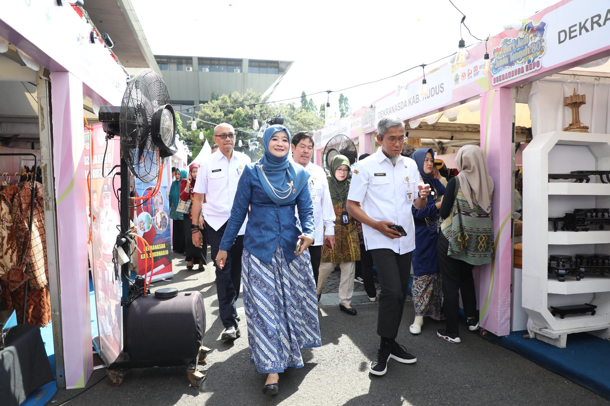 <p>Ketua Dekranasda Jateng, Nawal Arafah Yasin (kiri) meninjau stan pameran, seusai pembukaan pameran UMKM dalam rangka memperingat Hari Jadi Pemerintah Provinsi Jawa Tengah, Rabu,  20 Agustus 2025. (Dok. Diskominfo Jateng)</p>
