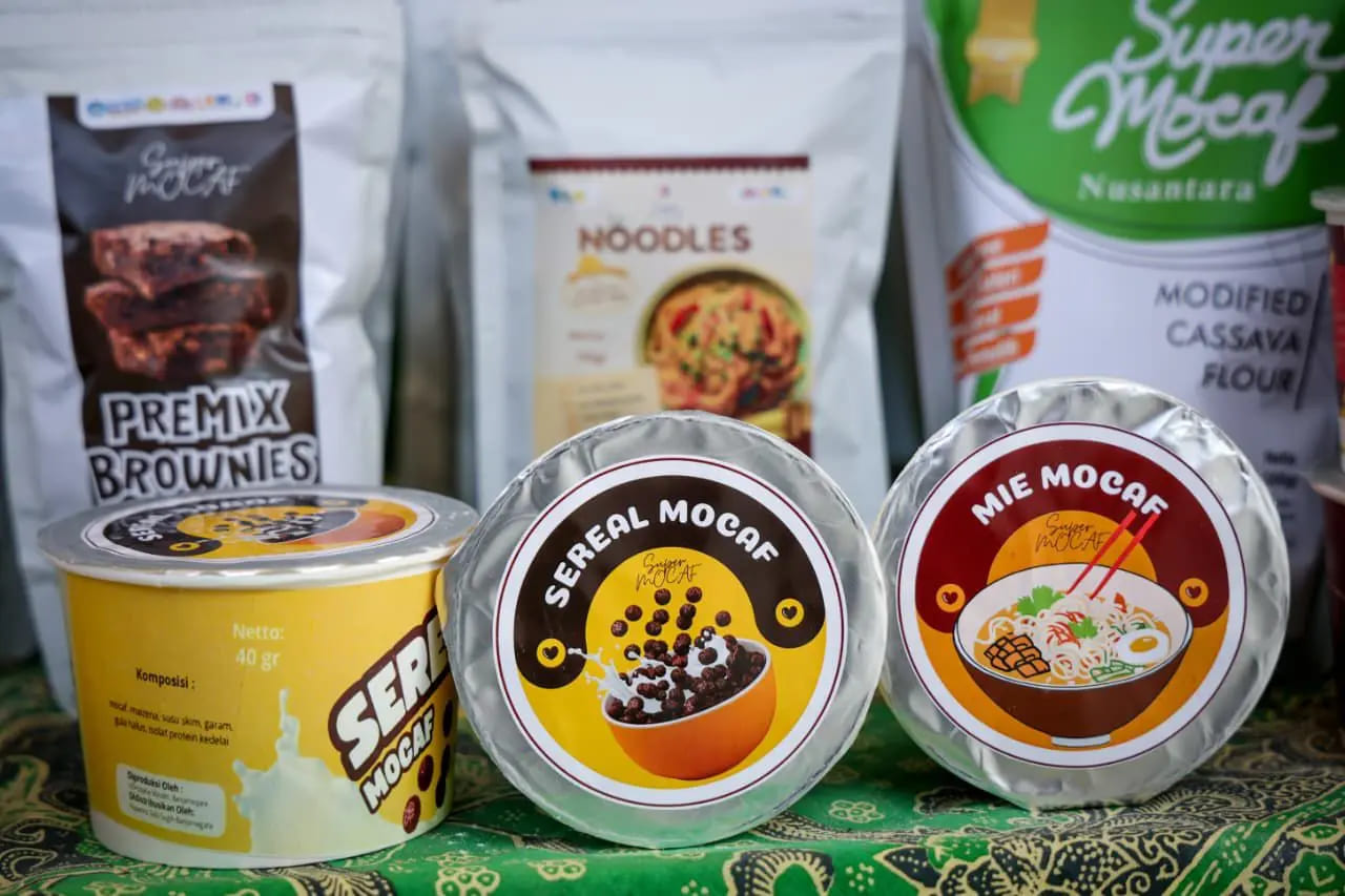 <p>UD Usaha Mandiri tidak hanya berhenti pada produksi tepung Mocaf, tetapi juga bekerja sama dengan Kelompok Wanita Tani (KWT) Sinar Tani Banjarnegara, Unsoed, dan AMIKOM Purwokerto untuk mengembangkan berbagai produk olahan turunan. (Dok. Kementerian UMKM)</p>
