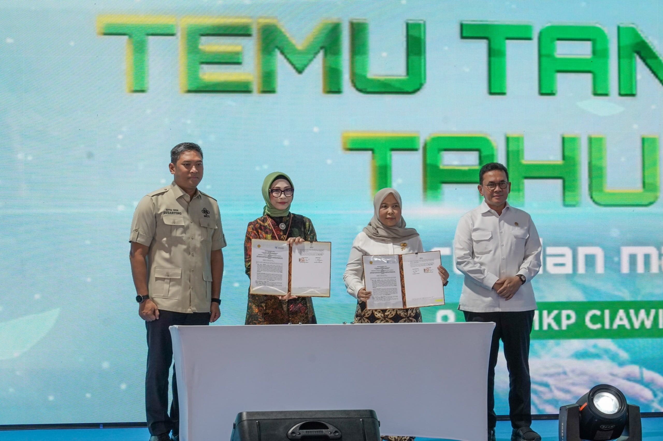 <p>Dalam acara Temu Tani Nasional 2025, Kemendag dan Kementan menandatangani Perjanjian Kerja Sama (PKS) Peningkatan Kapasitas SDM Pertanian dan Daya Saing Produk Pertanian untuk Mendukung Peningkatan Ekspor di di Balai Besar Pelatihan Manajemen dan Kepemimpinan Pertanian, Ciawi, Bogor, Jawa Bara, Rabu, 3 Desember 2025. (Dok. Kemendag)</p>

