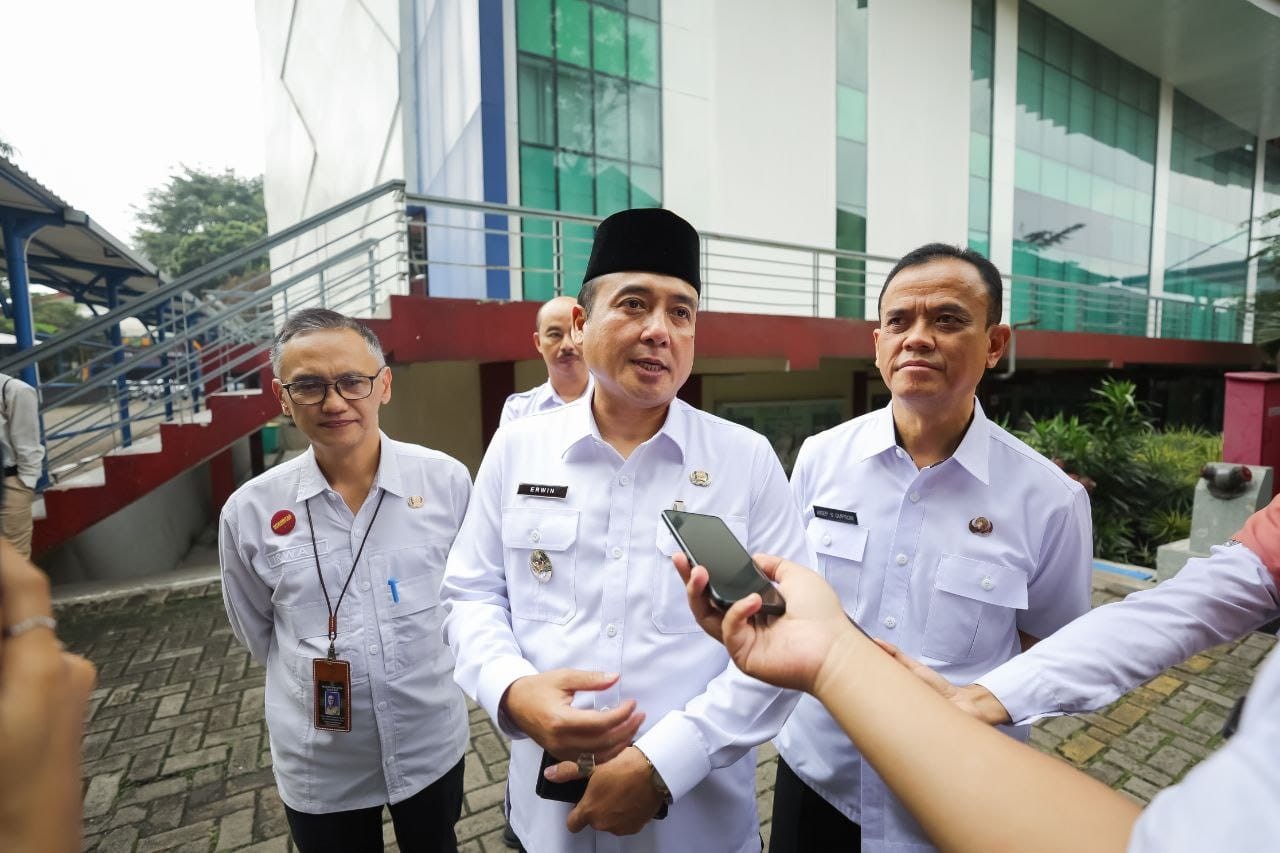 <p>Wakil Wali Kota Bandung, Erwin, diwawancarai wartawan di Kota Bandung, Rabu (18/6/2025) (Dok.Pemkot Bandung)</p>

