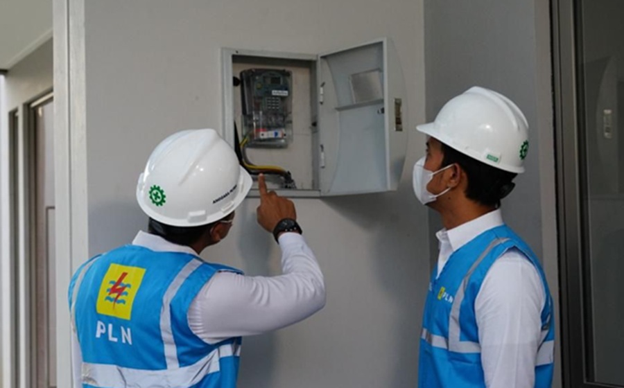 <p>Ilustrasi petugas PLN mengecek kWh listrik. Berikut syarat dan ketentuan mendapatkan diskon tarif listrik 50% Juni 2025. (Foto: PT PLN).</p>
